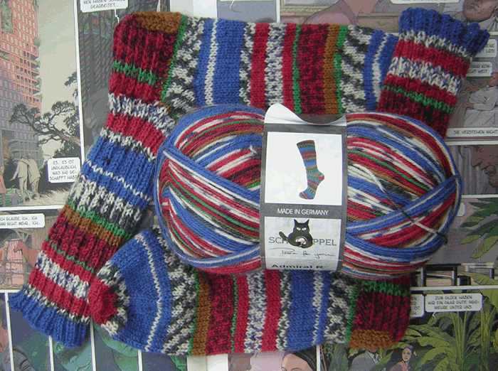 Wollepuppe mit entsprechendem Sockenpaar