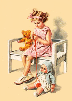 Kind strickt auf einem Stuhl sitzend, eine Puppe und ein Br sitzen still daneben.